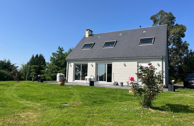 Beautiful vacation home sleeps 8, spacious. 12 min from the beaches