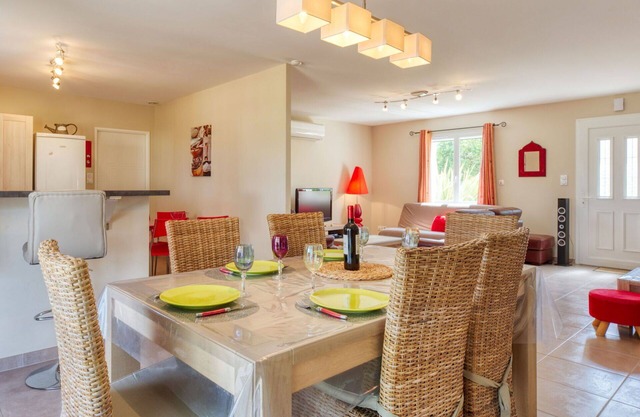 Beautiful private villa for 7 guests with A/C, WIFI, TV, patio and pets allowed