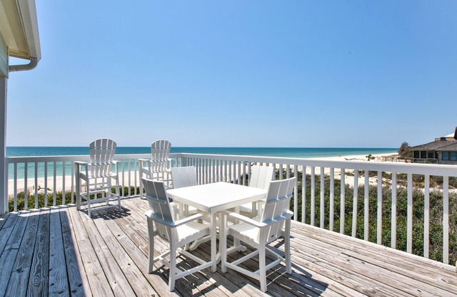 Beautiful Fully Renovated Beachfront Home in the Plantation: 3BR/3.5BA + BonusRm
