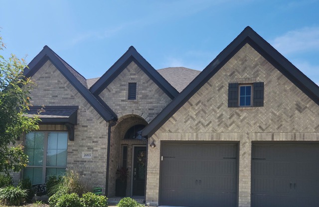 Beautiful Fully equipped, 4 bedroom home 2 bathrooms with pool in Seguin, TX!