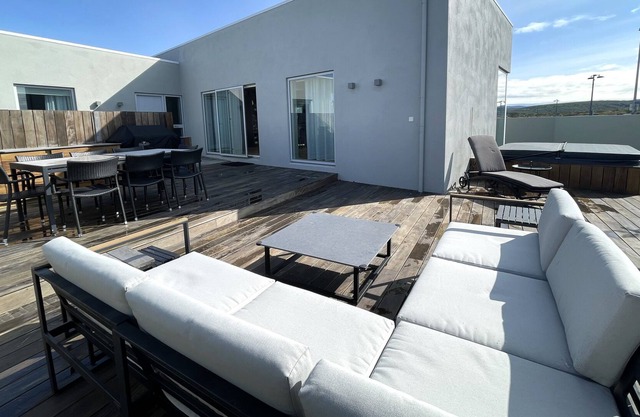 Beautiful fully furnished house with patio & outside hot tub. Great location.