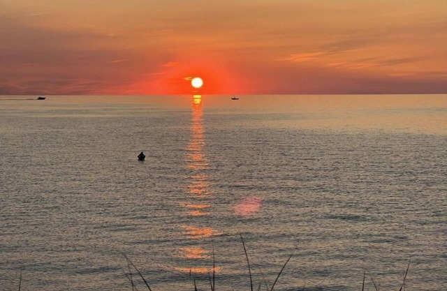 Beautiful garden and Lake Michigan Access Retreat with Private Beach/Kayak ramp