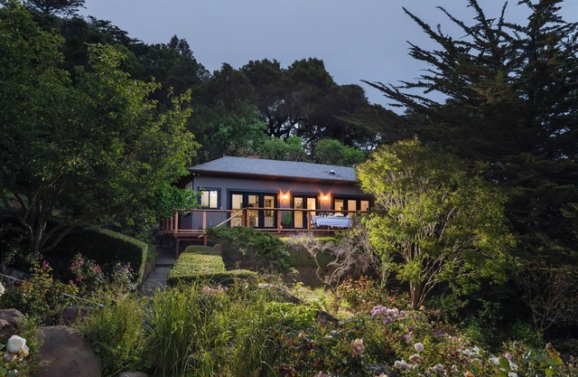 Beautiful Garden Cottage at JAR Farms with use of pool, hot tub, and orchards