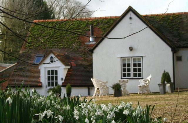 Beautifully decorated 2 Bed Room Cottage With Use Of Private Tennis Court