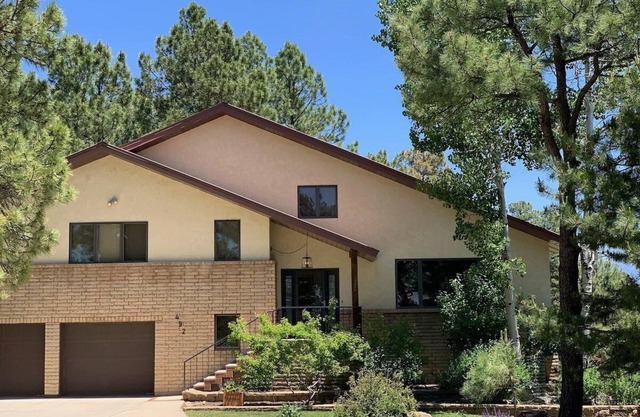 Beautiful Golf Course Views, Large Rooms, Close to Everything, A/C, Hot Tub!