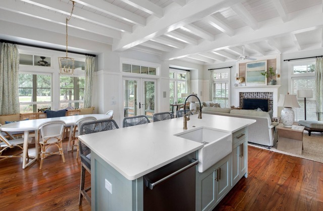 Beautiful Greenside Retreat - 4 Bedroom on the Golf course!