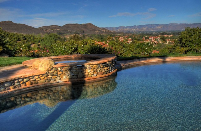 Beautiful Guest House with spectacular views of Hillside Avocado Orchards