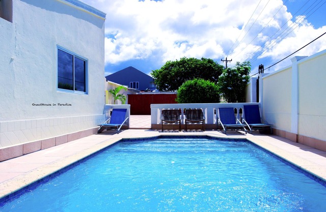 Beautiful Guesthouse 6 beds and 6 baths 8 min drive from the beach!
