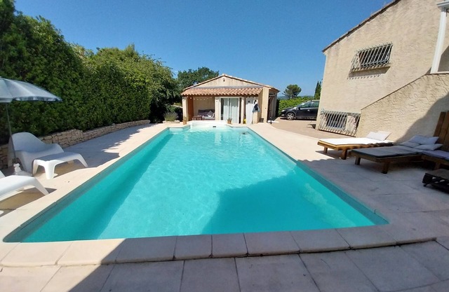 Beautiful house in a small Provencal village 20 'from Aix.