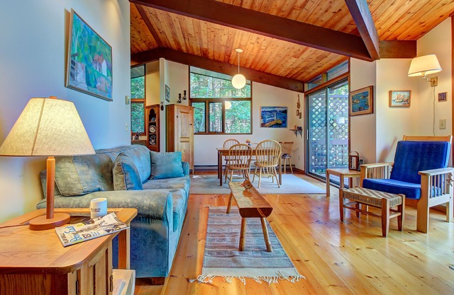 Beautiful hidden Waterfront Retreat with Rocky Beach