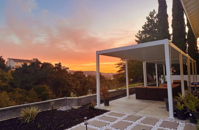 Beautiful Hillside Retreat w/sunset views near Disneyland