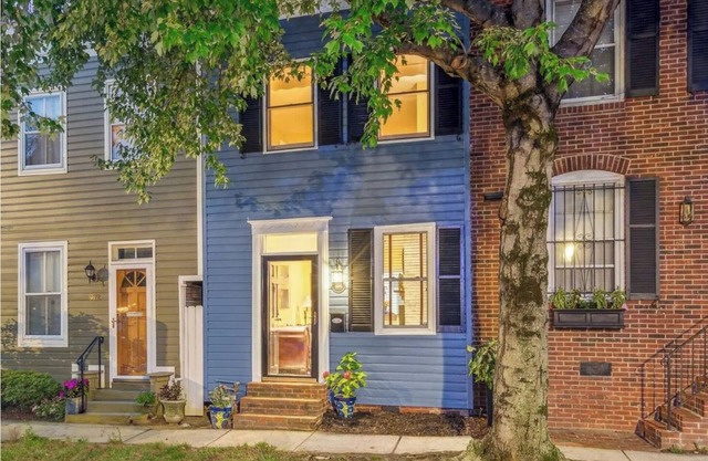 Beautiful Historic Home~ 2 bds, 2.5 ba., fireplace, perfect vacation location!