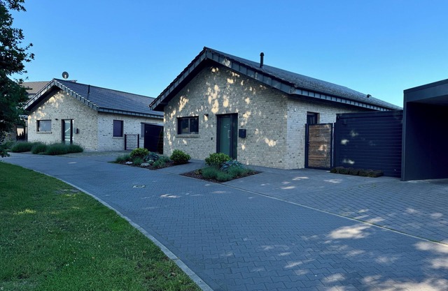 Beautiful holiday home with sauna on Lake Harkebrügger near Oldenburg