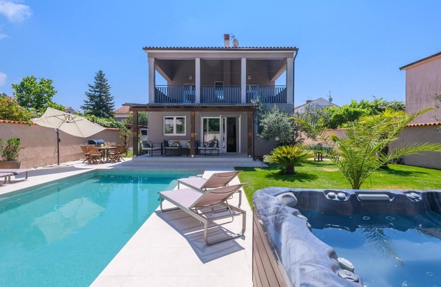 Beautiful home in Medulin with WiFi