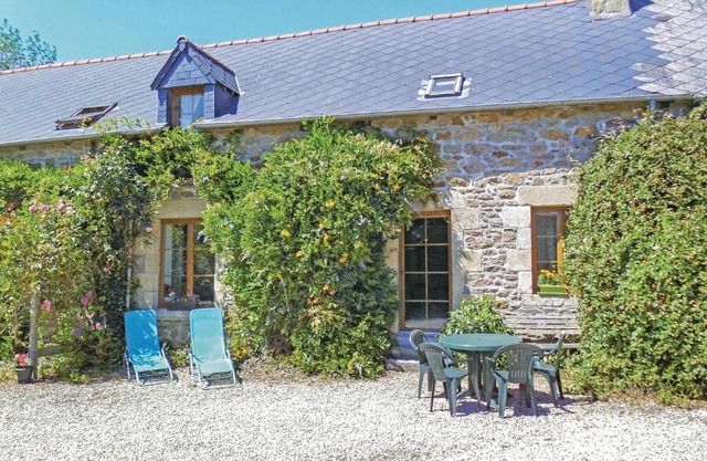 Beautiful home in Pluduno with 4 Bedrooms and WiFi