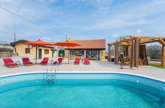 Beautiful home in Rakalj