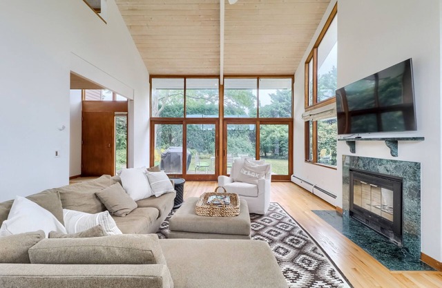 Beautiful home in the highly desired Narragansett Pier!