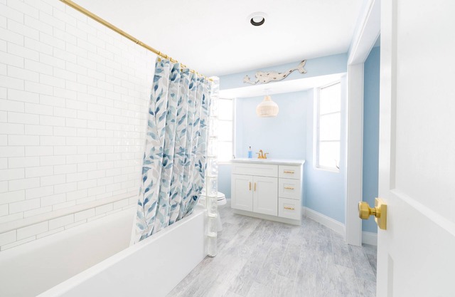 Beautiful home on Siesta Key only 1/2 mile from Siesta Key Village. New pool/spa