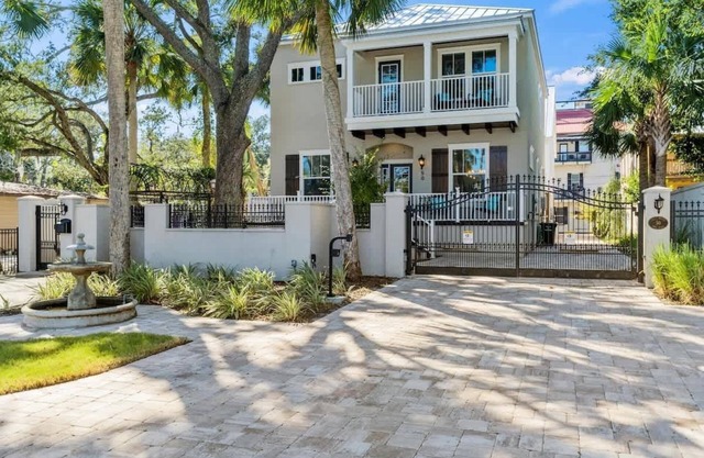 Beautiful Home, Plenty of parking, walk to everyth