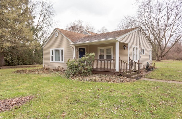 Beautiful home that is quiet, private and secluded. Close to everything!