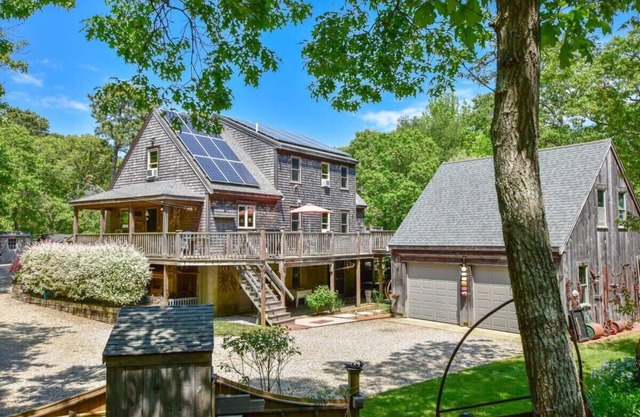 Beautiful Home w/Artistic Flair!