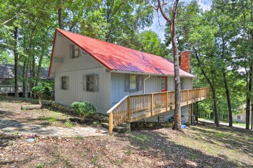Beautiful Home with Mountain-View Deck and Smart TV