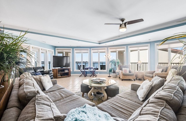 Beautiful home with stunning bay views from private balcony, pool access & WiFi