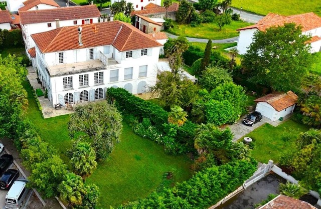 Beautiful House 16 pers in typical village, 14 min away from beach