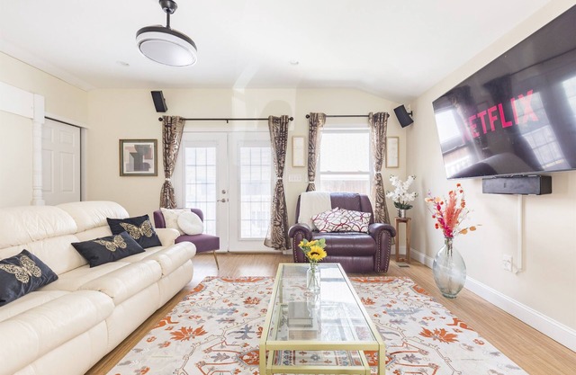 Beautiful House|9 Beds|King Bed|3 Baths|Free Parking|DC|Family & Pet Friendly