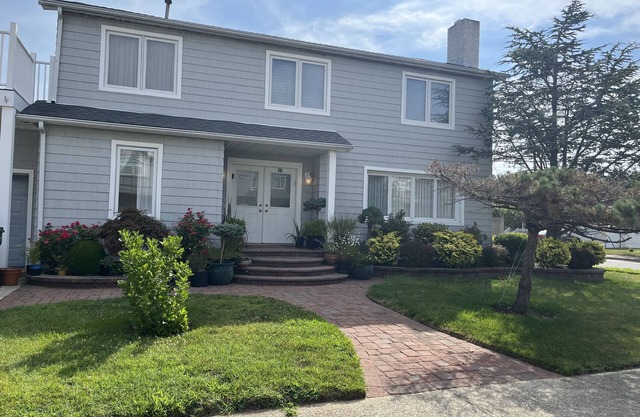 Beautiful house on Bayside with four bedroom and pool