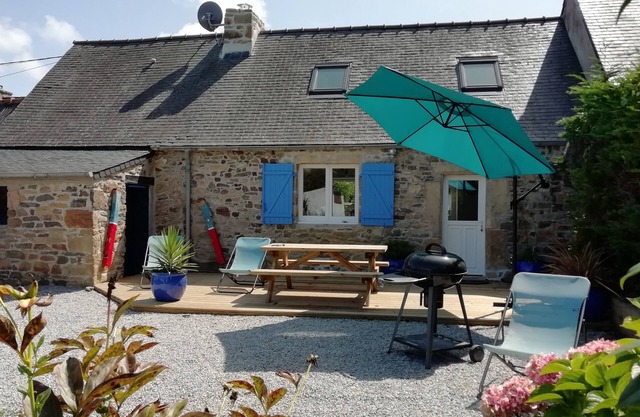 Beautiful house, sea 400m, hiking, quiet enclosed garden bright room Wc on ground floor