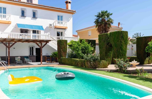 Beautiful house with 5 bedrooms, pool, gardens and wifi