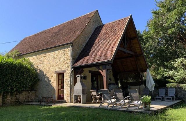 Beautiful house with heated pool. Quiet location, close to attractions.