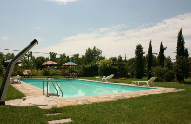Beautiful apartment for 2 people with pool, WIFI, TV and pets allowed, close to Cortona