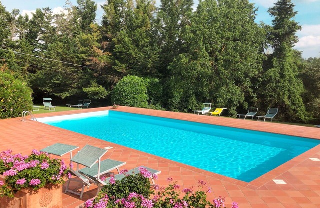 Beautiful apartment in villa for 2 people with WIFI, pool, TV, patio and parking