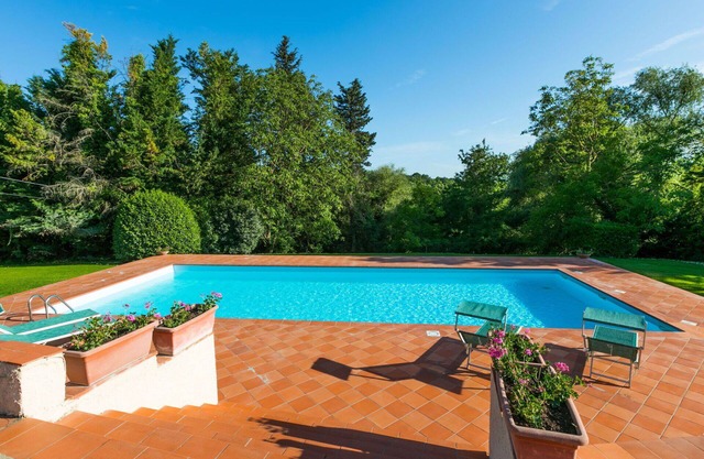 Beautiful apartment in villa for 2 guests with pool, WIFI, TV, terrace and parking