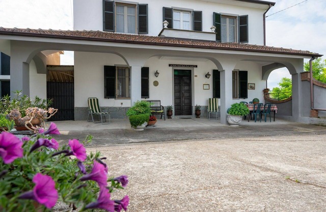 Beautiful private villa for 6 guests with terrace and pets allowed