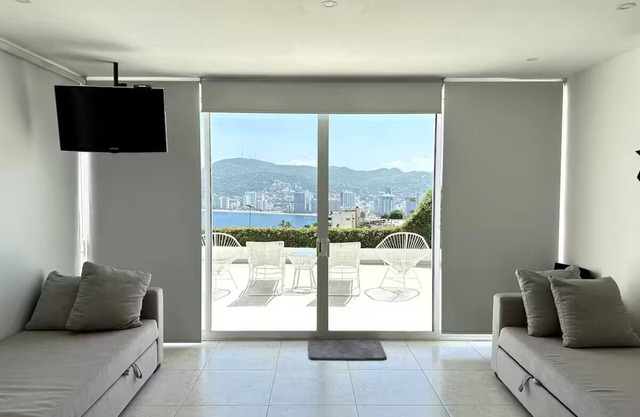Beautiful Loft with breathtaking view of the bay!