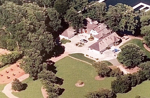 Beautiful Lake Front Home on 5 acres.multi family vacations