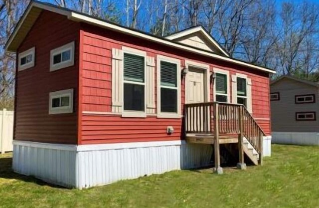 Beautiful Lake George Cottage