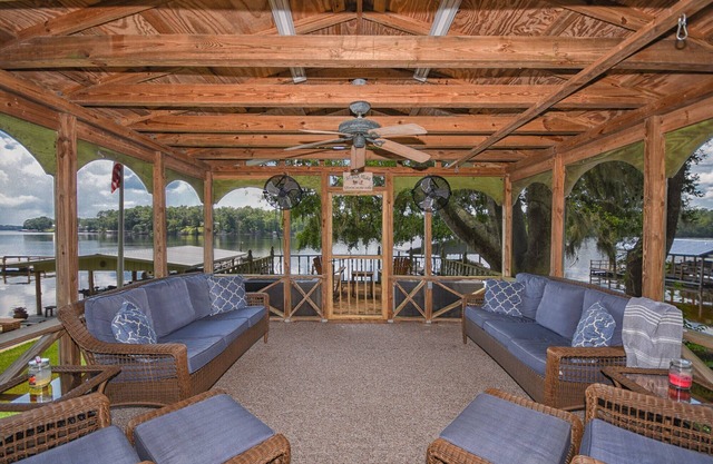 Beautiful Lake Talquin Home, with kayaks, great fishing, and at home amenities
