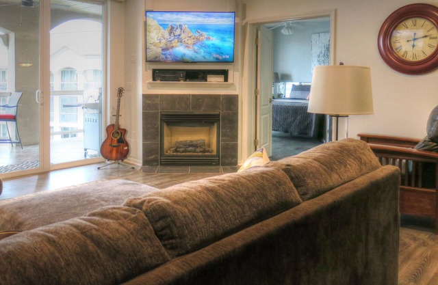 Beautiful Lakefront condo with stunning Lake views. NO stairs from parking lot