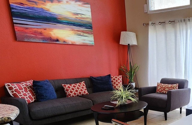 Beautiful Lakefront Villa - 5 Minutes to the Attractions!