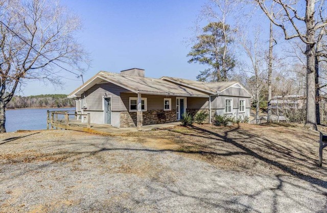 Beautiful Lakehouse conveniently situated close to hwy 280