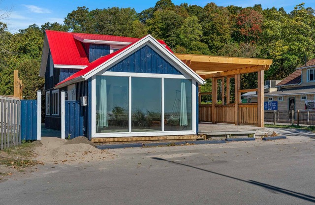 Beautiful lakeside beach front cottage