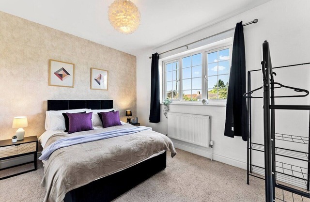 Beautiful Large 4 Bed House - Sleeps 12