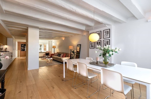 Beautiful large apartment at one of the most desirable locations on the famous Prinsengracht.