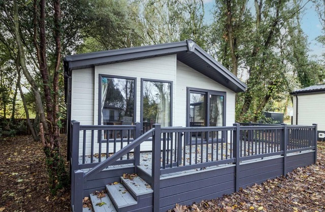Beautiful lodge sleeps 6 at Azure Seas Holiday Village in Suffolk ref 32218OG