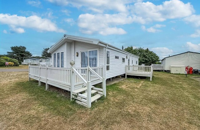 Beautiful lodge with decking in Norfolk, at Breydon Water Park ref 10045B
