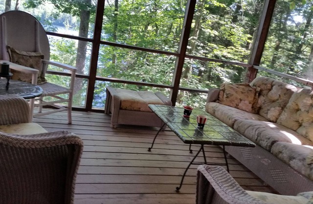 Beautiful Log Cabin Overlooking Blaisdell Lake! Sleeps 12, Private Beach